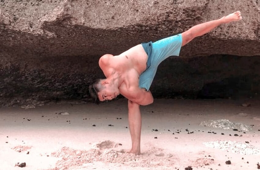 Yoga efektif untuk semua tubuh dan segala usia. Nggak ada yang terlalu tua ataupun “kaku” untuk olahraga ini.